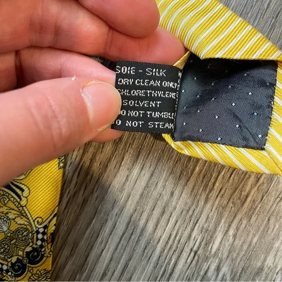 GIANNI VERSACE Vintage Medusa Head Print Yellow 100% Silk Tie - Picture 10 of 11